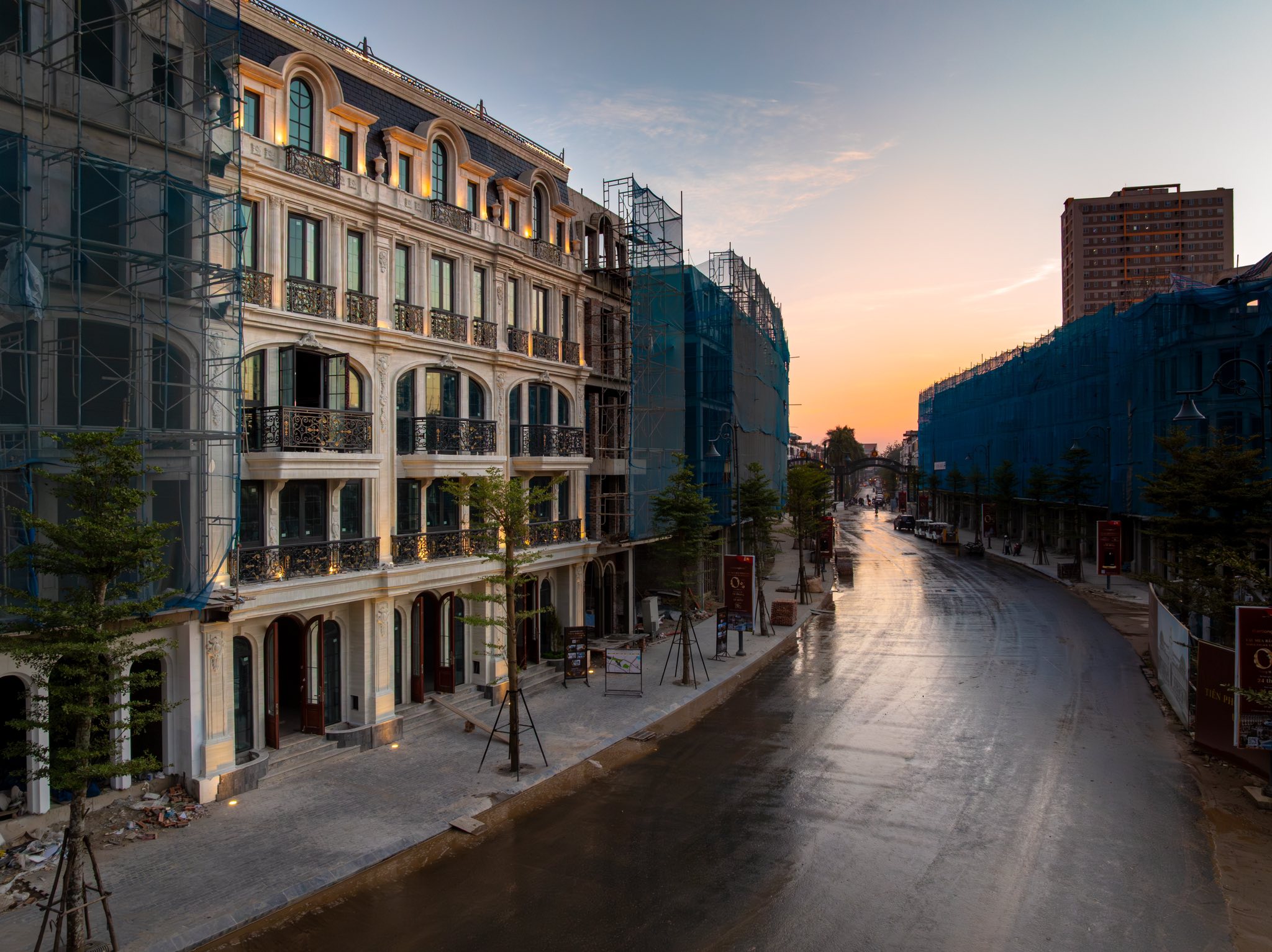 Noble Palace Tây Thăng Long – Bản giao hưởng hoàng hôn & kiến trúc Châu Âu 2 Hình Noble Palace Tây Thăng Long dưới hoàng hôn – kiến trúc châu Âu sang trọng