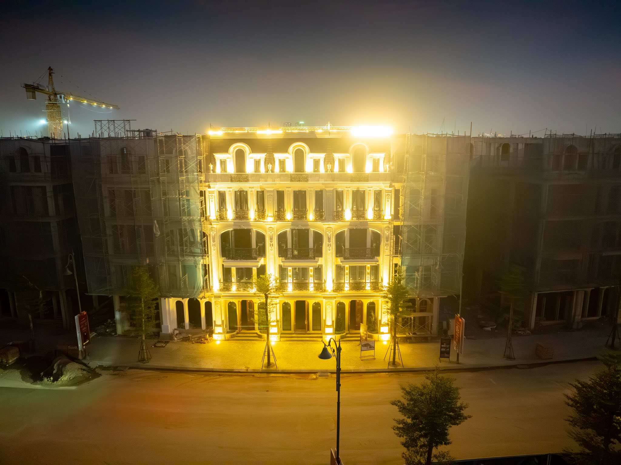 Noble Palace Tây Thăng Long – Bản giao hưởng hoàng hôn & kiến trúc Châu Âu 3 Toàn cảnh Noble Palace Tây Thăng Long về đêm – ánh sáng tôn vinh kiến trúc